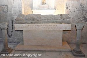Viterbo - L'attuale collocazione della sepoltura di papa Giovanni XXI in duomo