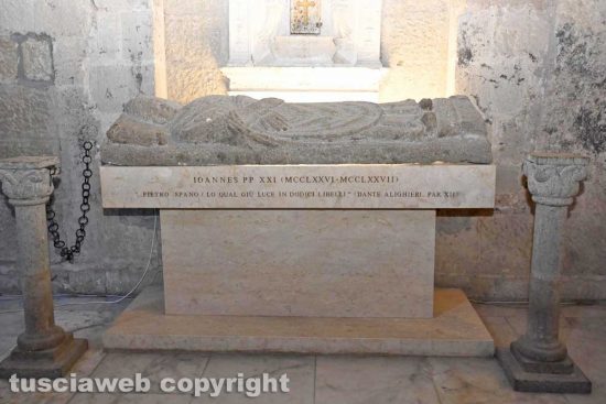 Viterbo - L'attuale collocazione della sepoltura di papa Giovanni XXI in duomo