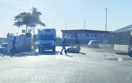 Viterbo - Motociclista cade su una chiazza di carburante