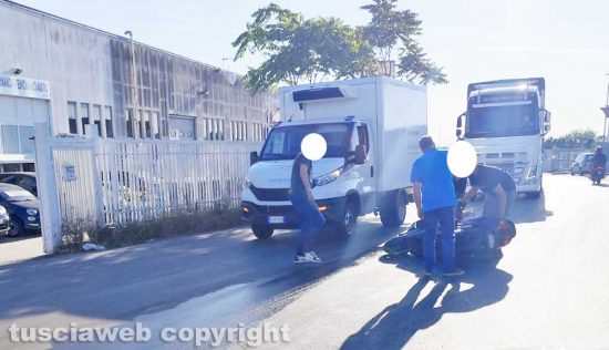 Viterbo - Motociclista cade su una chiazza di carburante