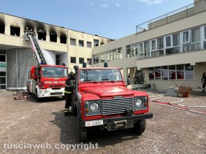 Viterbo - Rogo alla facoltà di agraria - Vigili del fuoco al lavoro