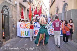 Viterbo - Il TusciaPride - La drag queen Priscilla, zia della manifestazione