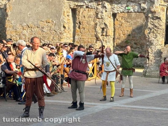 Nepi - Palio dei Borgia, trionfano San Biagio e Santa Maria nella gara degli arcieri
