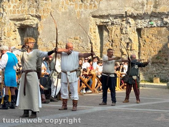 Nepi - Palio dei Borgia, trionfano San Biagio e Santa Maria nella gara degli arcieri