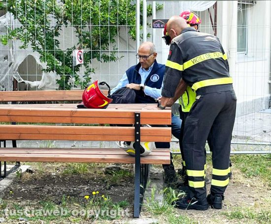 Viterbo - Rogo ad Agraria - Il consulente Rodolfo Fugger con i vigili del fuoco