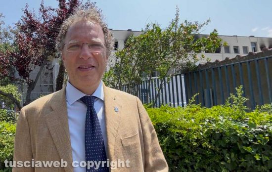 Viterbo - Il rettore Stefano Ubertini davanti alla facoltà di Agraria