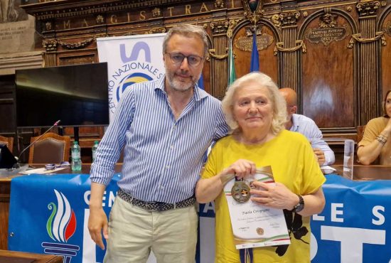 Celebrati gli 80 anni della Libertas - L'assessore Aronne dà il riconoscimento alla madre Paola Crispigni