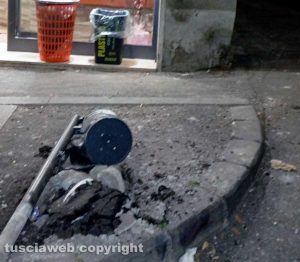 Viterbo - Paura in via della Palazzina: suv sul marciapiede abbatte un cestino dei rifiuti e va a finire contro un cartello