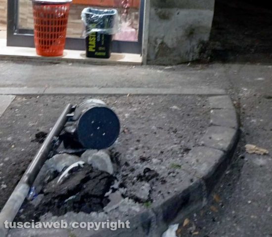 Viterbo - Paura in via della Palazzina: suv sul marciapiede abbatte un cestino dei rifiuti e va a finire contro un cartello