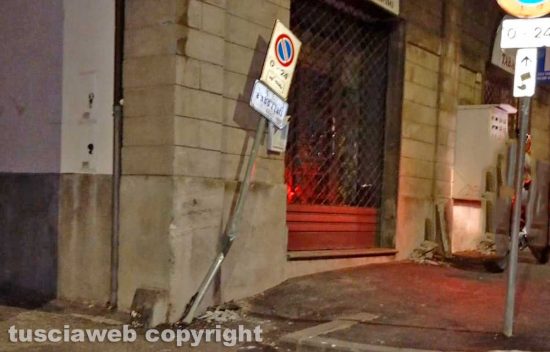 Viterbo - Paura in via della Palazzina: suv sul marciapiede abbatte un cestino dei rifiuti e va a finire contro un cartello