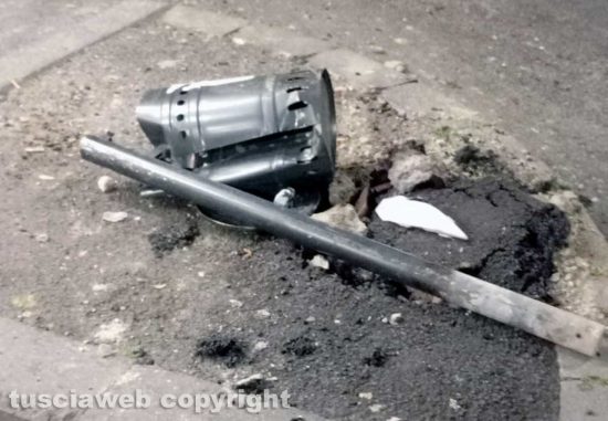 Viterbo - Paura in via della Palazzina: suv sul marciapiede abbatte un cestino dei rifiuti e va a finire contro un cartello