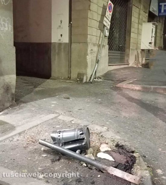 Viterbo - Paura in via della Palazzina: suv sul marciapiede abbatte un cestino dei rifiuti e va a finire contro un cartello