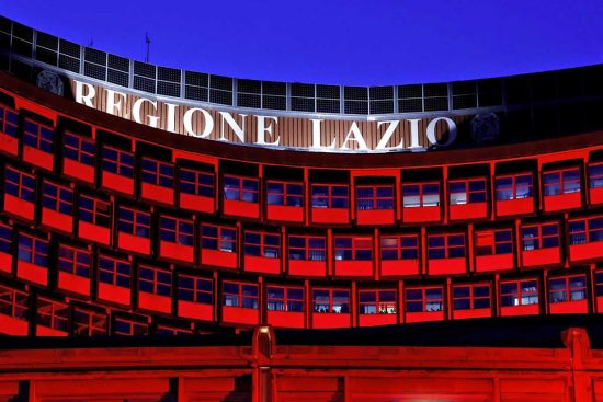 Roma - La regione Lazio si illumina di rosso