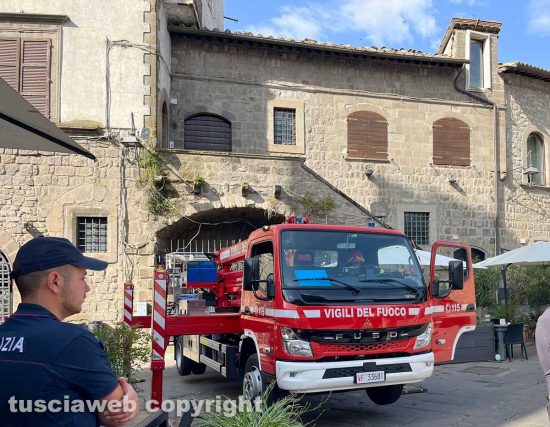 Viterbo - Crolla il tetto di un palazzetto medievale a piazza del Gesù