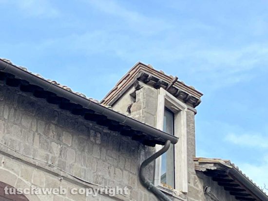 Viterbo - Crolla il tetto di un palazzetto medievale a piazza del Gesù - La crepa nell'abbaino