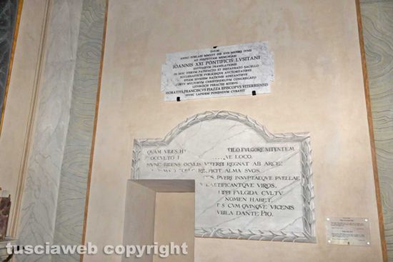Viterbo - Cattedrale di San Lorenzo - la nuova collocazione della tomba di papa Giovanni XXI