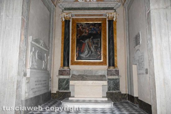 Viterbo - Cattedrale di San Lorenzo - la nuova collocazione della tomba di papa Giovanni XXI