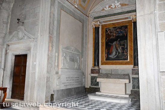 Viterbo - Cattedrale di San Lorenzo - la nuova collocazione della tomba di papa Giovanni XXI