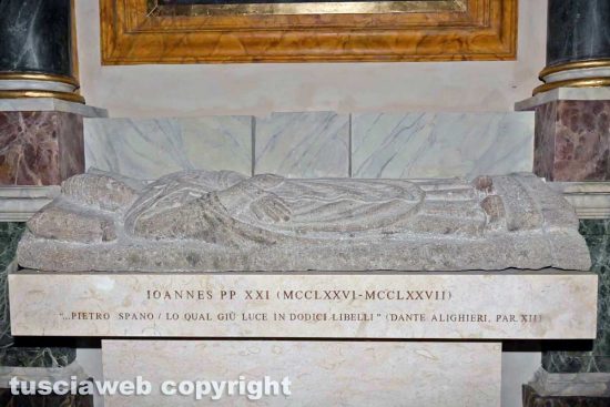 Viterbo - Cattedrale di San Lorenzo - la nuova collocazione della tomba di papa Giovanni XXI