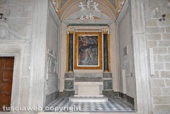 Viterbo - Cattedrale di San Lorenzo - la nuova collocazione della tomba di papa Giovanni XXI