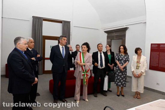 Viterbo - Tomba di pappa Giovanni XXI - La delegazione portoghese in visita a palazzo dei Priori con la sindaca Chiara Frontini