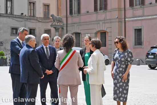 Viterbo - Tomba di pappa Giovanni XXI - La delegazione portoghese in visita a palazzo dei Priori con la sindaca Chiara Frontini