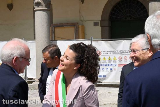Viterbo - Tomba di pappa Giovanni XXI - La delegazione portoghese in visita a palazzo dei Priori con la sindaca Chiara Frontini