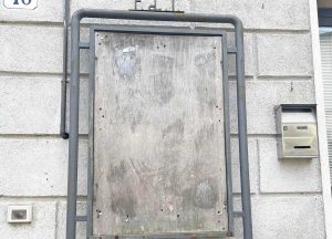 Grotte di Castro - Il manifesto strappato a Fratelli d'Italia