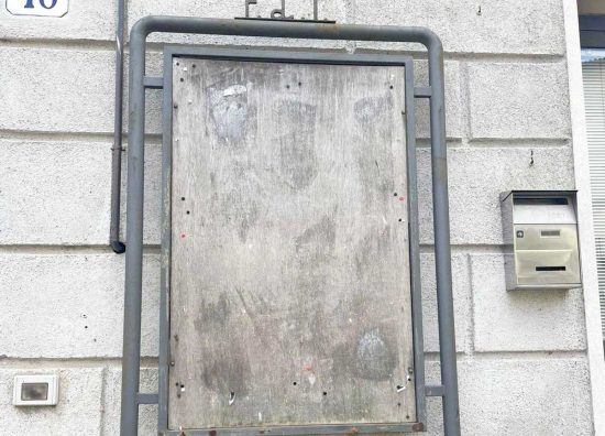 Grotte di Castro - Il manifesto strappato a Fratelli d'Italia
