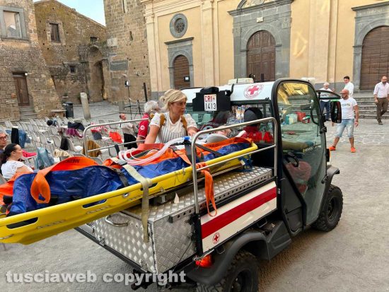 Italo Leali attraversa il ponte di Civita col respiratore per il concerto di Fabrizio Bosso