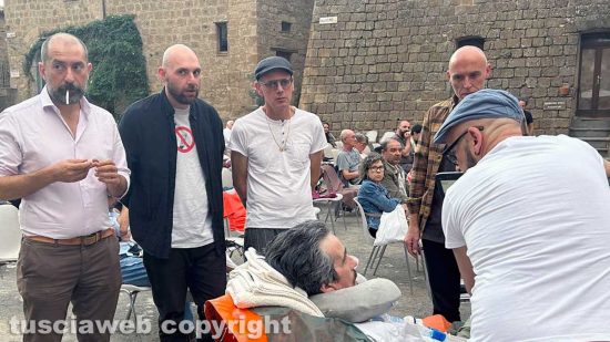 Italo Leali attraversa il ponte di Civita col respiratore per il concerto di Fabrizio Bosso