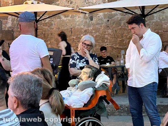 Italo Leali attraversa il ponte di Civita col respiratore per il concerto di Fabrizio Bosso