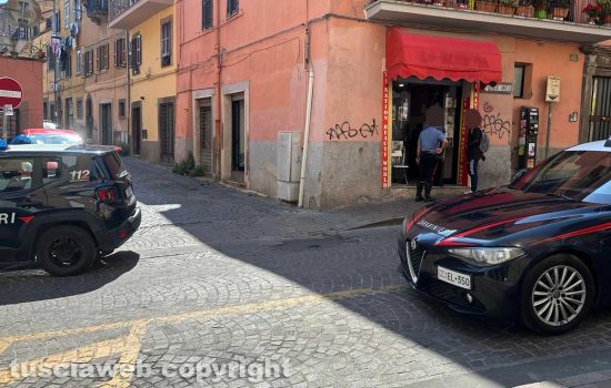 Viterbo - Botte in via Cairoli - I carabinieri sul posto