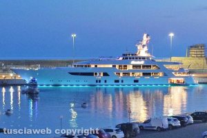 Civitavecchia - lo yacht dell'ambasciatore di Donald Trump, Tilman Fertitta