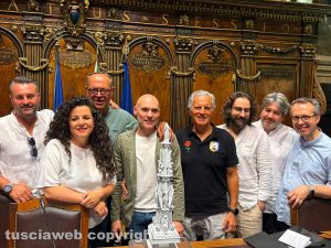 Rosa Virtutis - Da sinistra: Daniele Paiolo, presidente delegato del comitato minimacchina Santa Barbara; sindaca Chiara Frontini; Luigi Aspromonte, capofacchino; Michele Telari; Massimo Mecarini; Luca Occhialini, progettista della ditta Mastro Srl; Daniele Mancinelli, titolare della Mastro Srl; don Claudio Sperapani, parroco di Santa Barbara