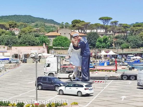 Santa Marinella - la Statua del Bacio al porticciolo turistico