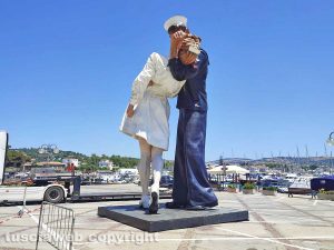 Santa Marinella - la Statua del Bacio al porticciolo turistico