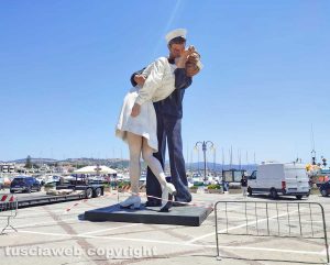 Santa Marinella - la Statua del Bacio al porticciolo turistico