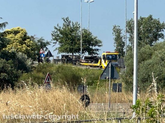 Viterbo - Le operazioni di rimozione del furgoncino 