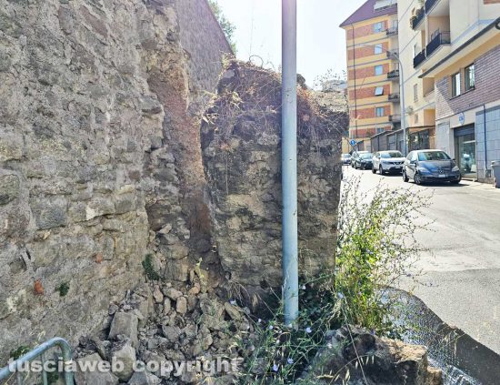Viterbo - Via I Maggio, si stacca la base dell’arco: strada allagata