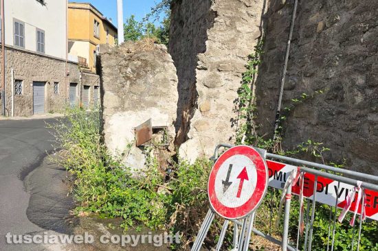 Viterbo - Via I Maggio, si stacca la base dell’arco: strada allagata