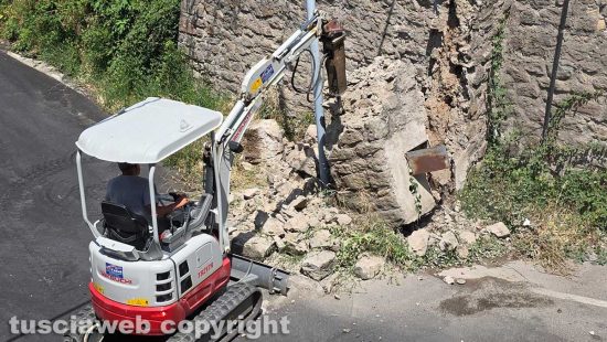 Viterbo - Via I Maggio: ruspa in azione, distrutta anche la base dell’arco