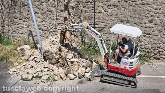 Viterbo - Via I Maggio: ruspa in azione, distrutta anche la base dell’arco
