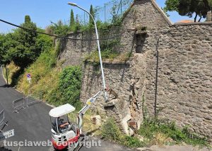 Viterbo - Via I Maggio: ruspa in azione, distrutta anche la base dell’arco