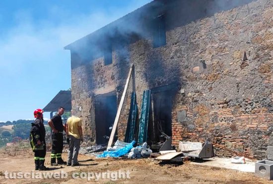 In fiamme casaletto nelle campagne di Celleno