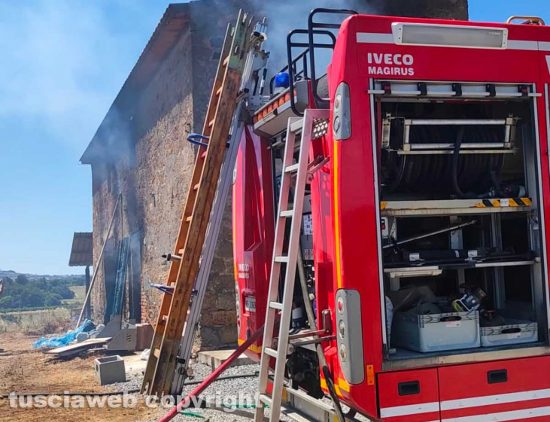 In fiamme casaletto nelle campagne di Celleno