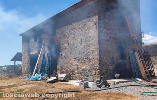 In fiamme casaletto nelle campagne di Celleno