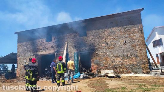 In fiamme casaletto nelle campagne di Celleno