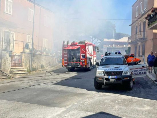 Cerveteri - Vasto incendio in via della Necropoli