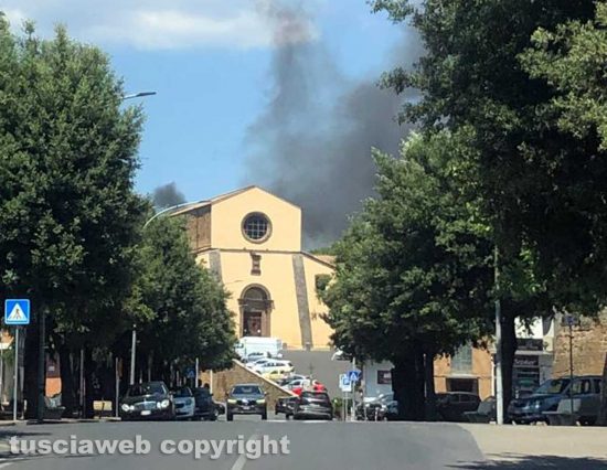 Tuscania - Deposito pneumatici in fiamme